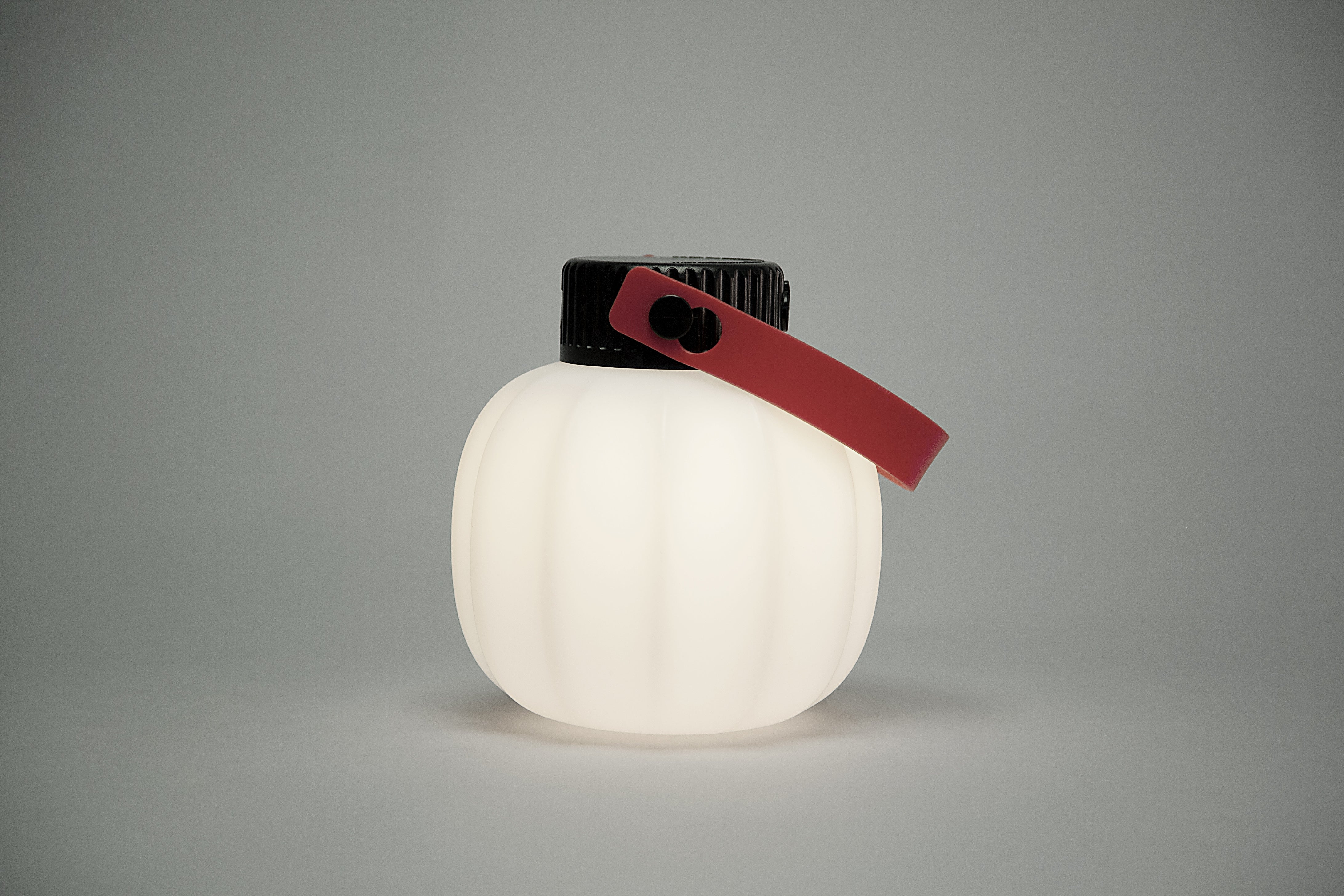 Tragbare Außenlampe KIKI in Weiß mit Silikongriff