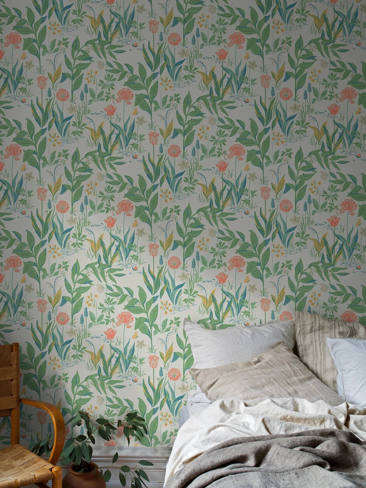Spring Garden Floral Pattern Wallpaper in White and Green
