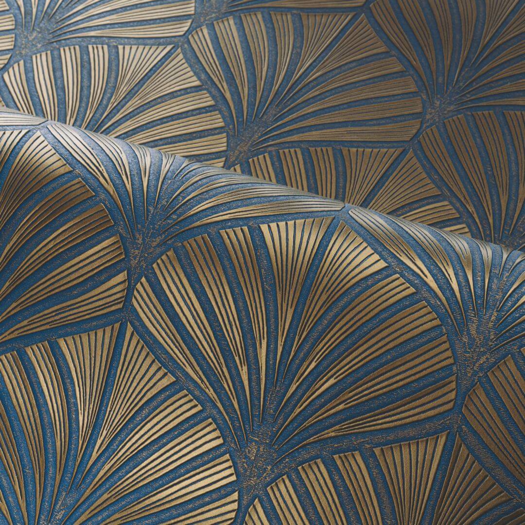 Strukturierte metallische Tapete mit pflanzlichem Motiv von NEREIDES - BLEU ROI/DORÉ in Marineblau mit Gold
