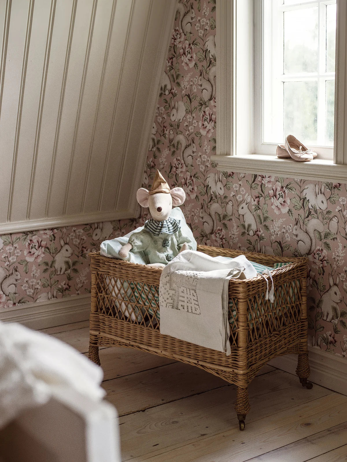 Children's wallpaper with a plant and animal theme MAGIC FOREST powder pink