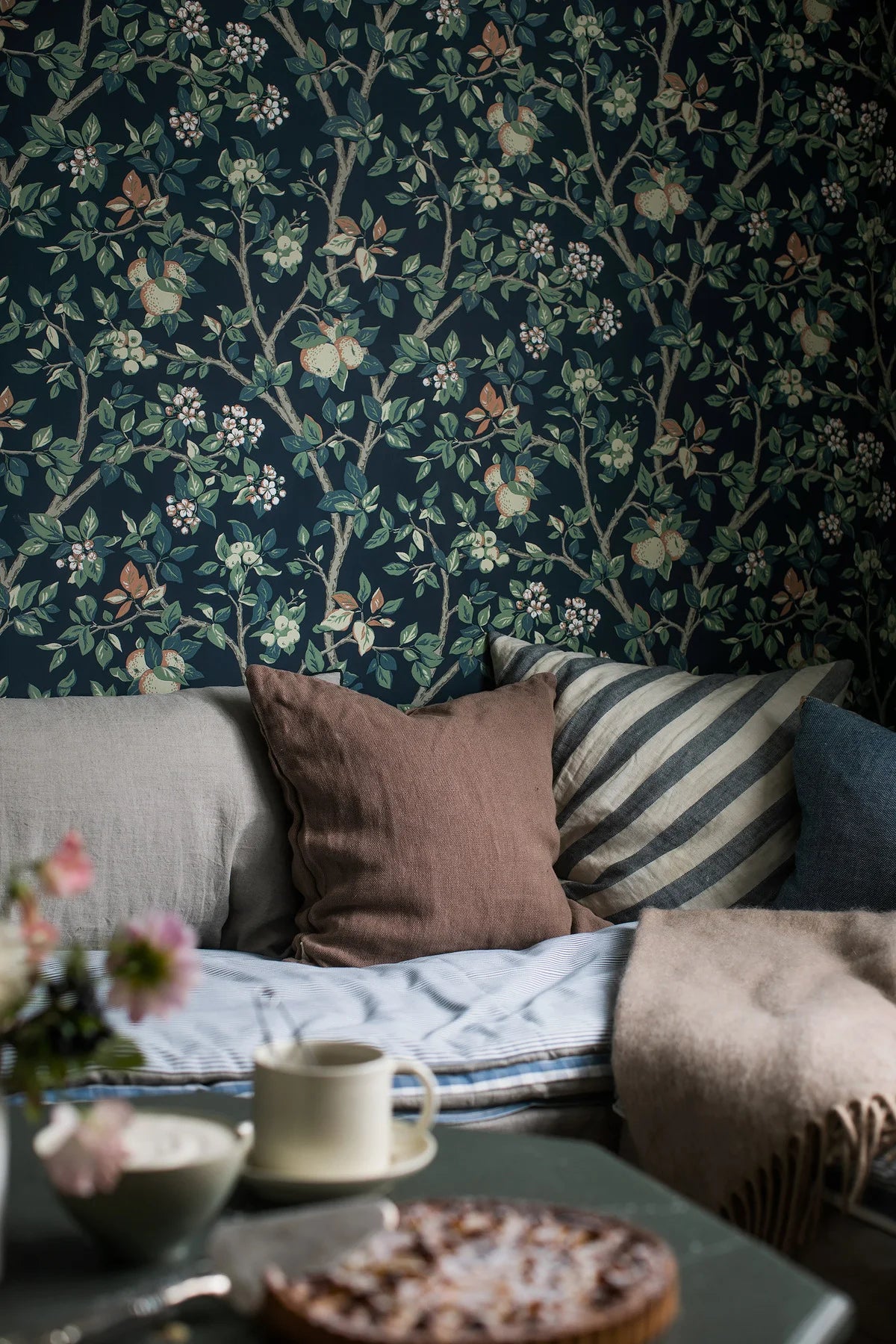 Tapete mit pflanzlichem Muster von Obstbaum INGRID MARIE dunkelblau mit grün