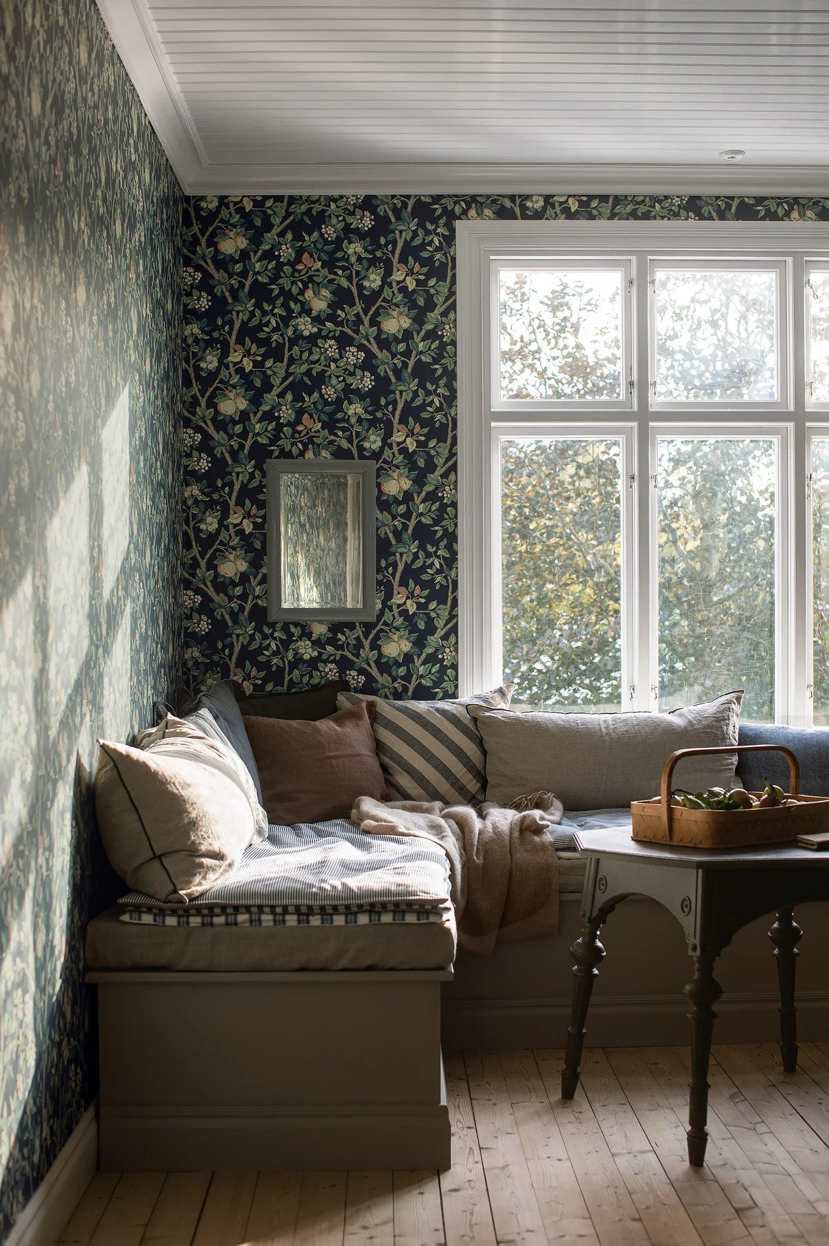 Tapete mit pflanzlichem Muster von Obstbaum INGRID MARIE dunkelblau mit grün