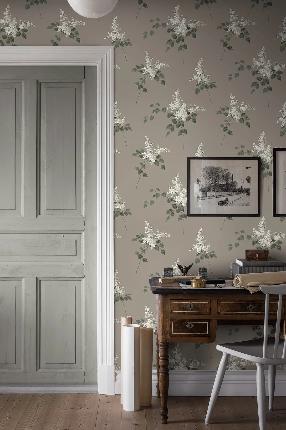 Tapete mit floralem Lilienmuster in Braun und Weiß