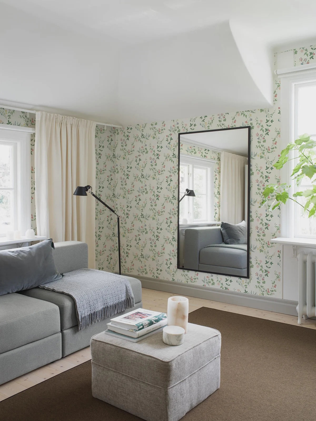 Tapete mit floralem Muster aus Blumen und Blättern MIDSUMMER EVE weiß mit grün