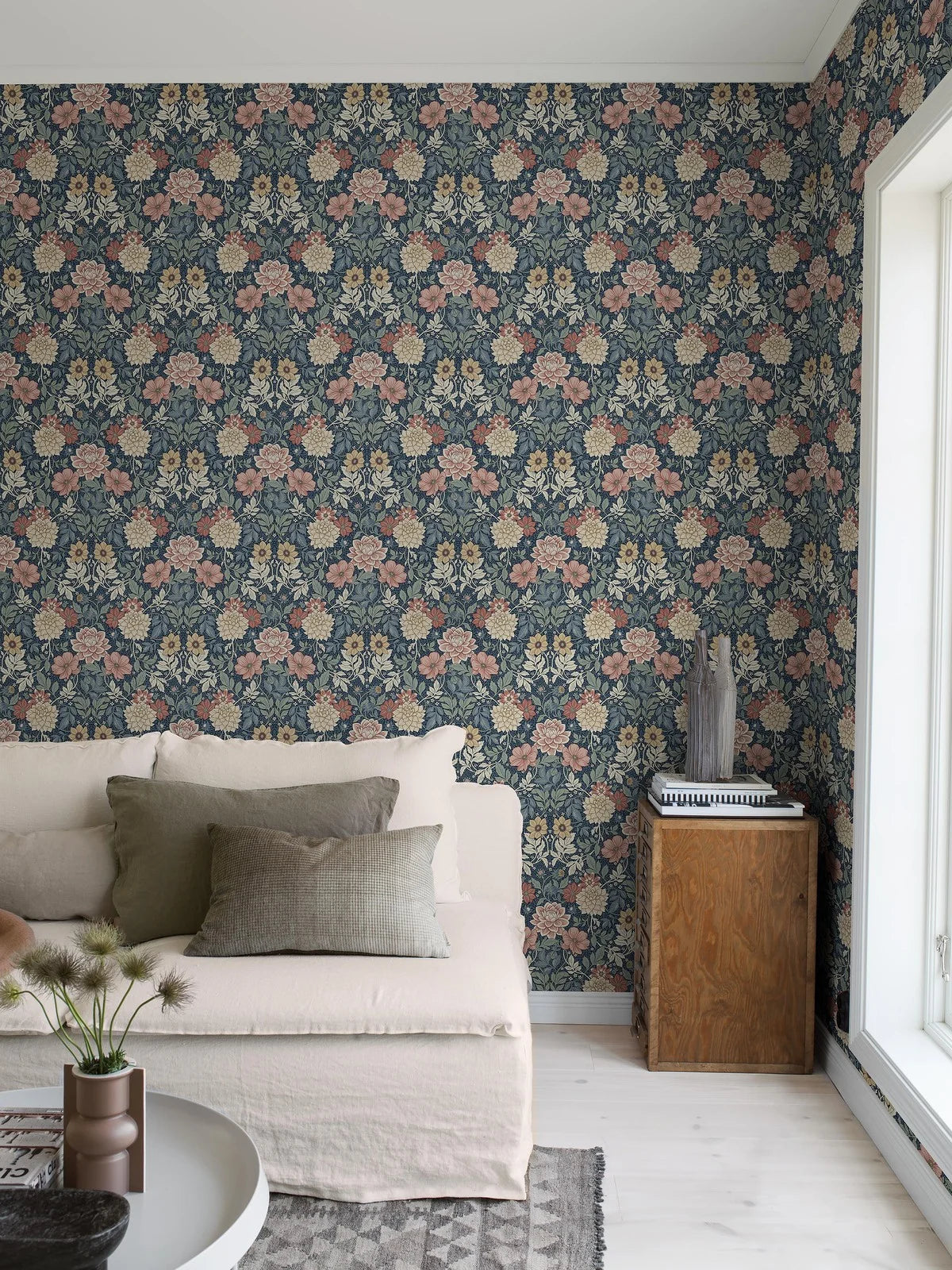 Vlies-Tapete mit Pflanzenmuster DAHLIA GARDEN dunkelblau mit beige und rosa