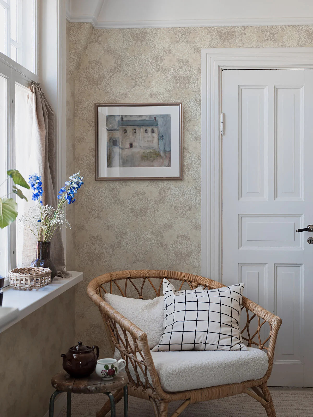 Vlies-Tapete mit Pflanzenmuster DAHLIA GARDEN warmweiß mit beige