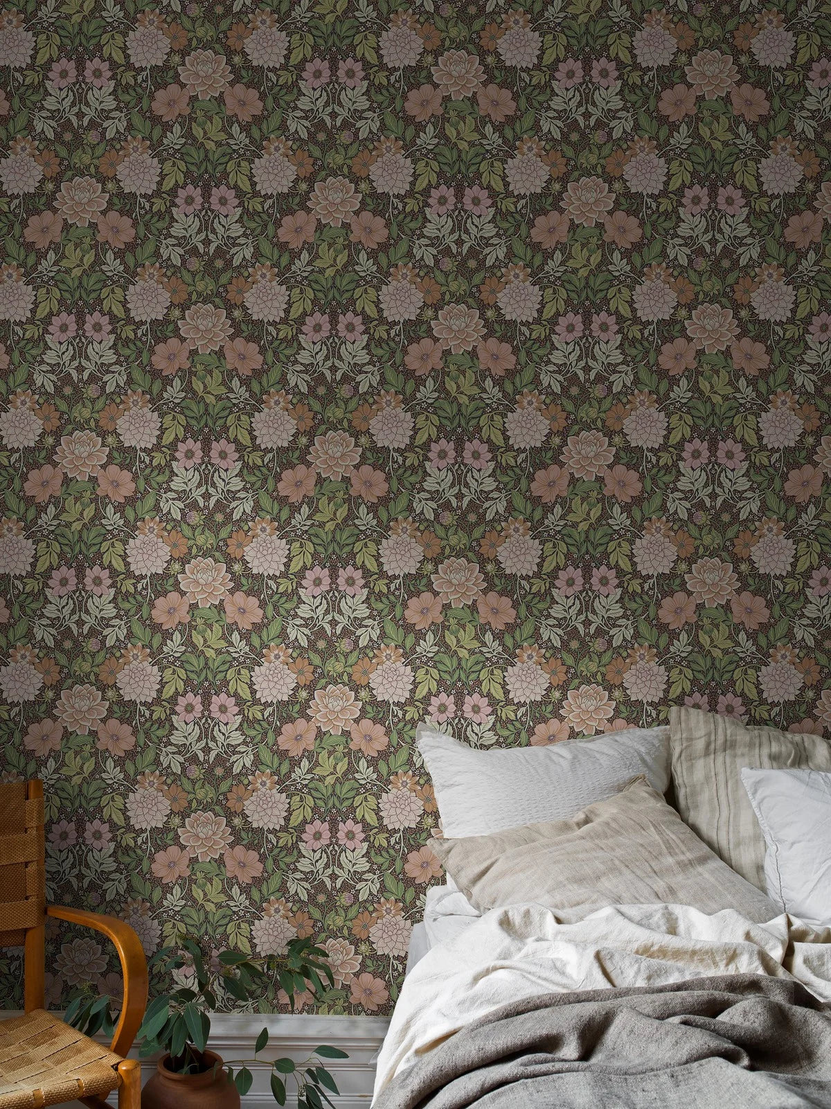 Vlies-Tapete mit Pflanzenmuster DAHLIA GARDEN hellgrün mit rosa