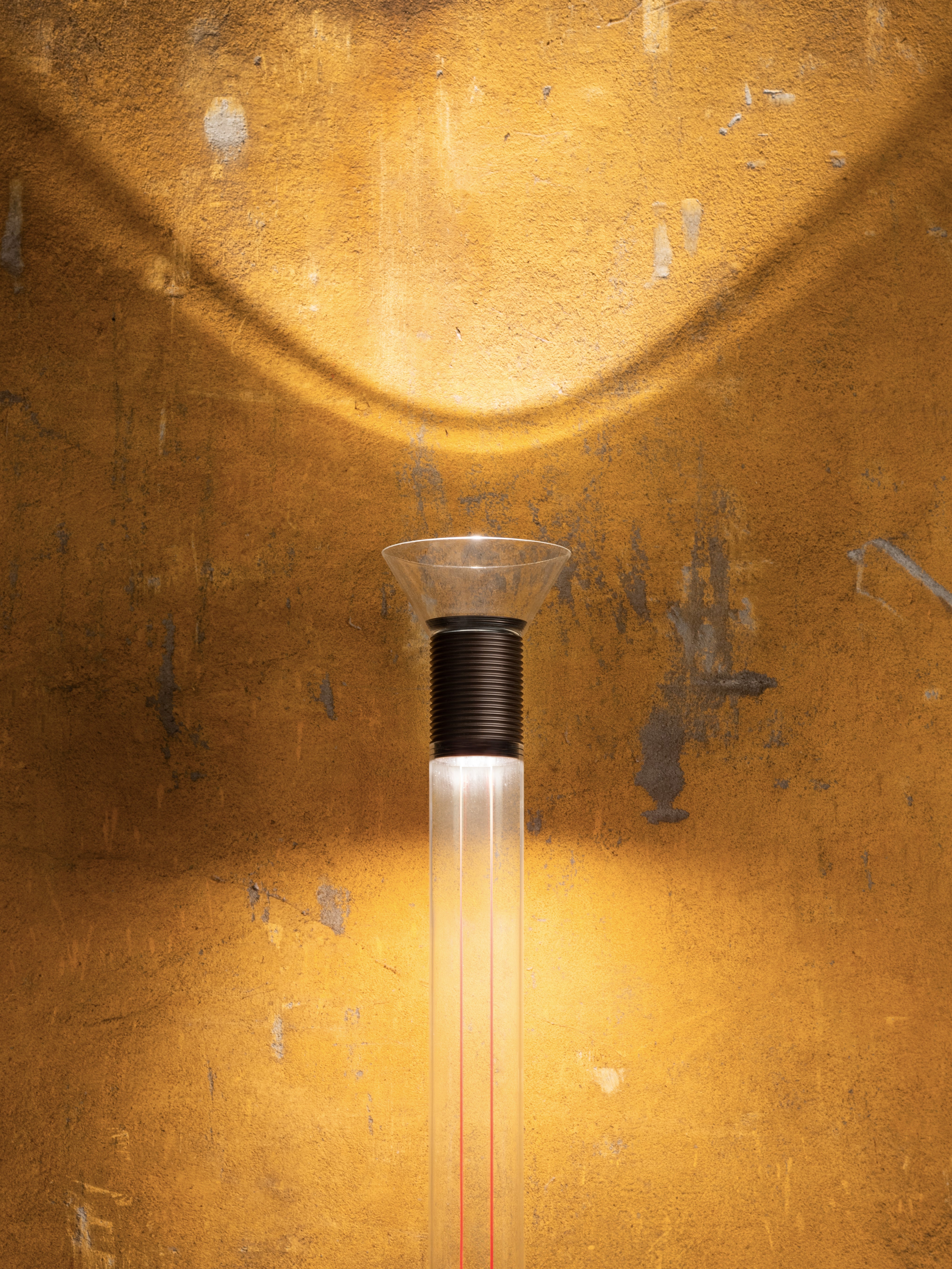 Stehlampe DIA transparent mit matten braunen Elementen