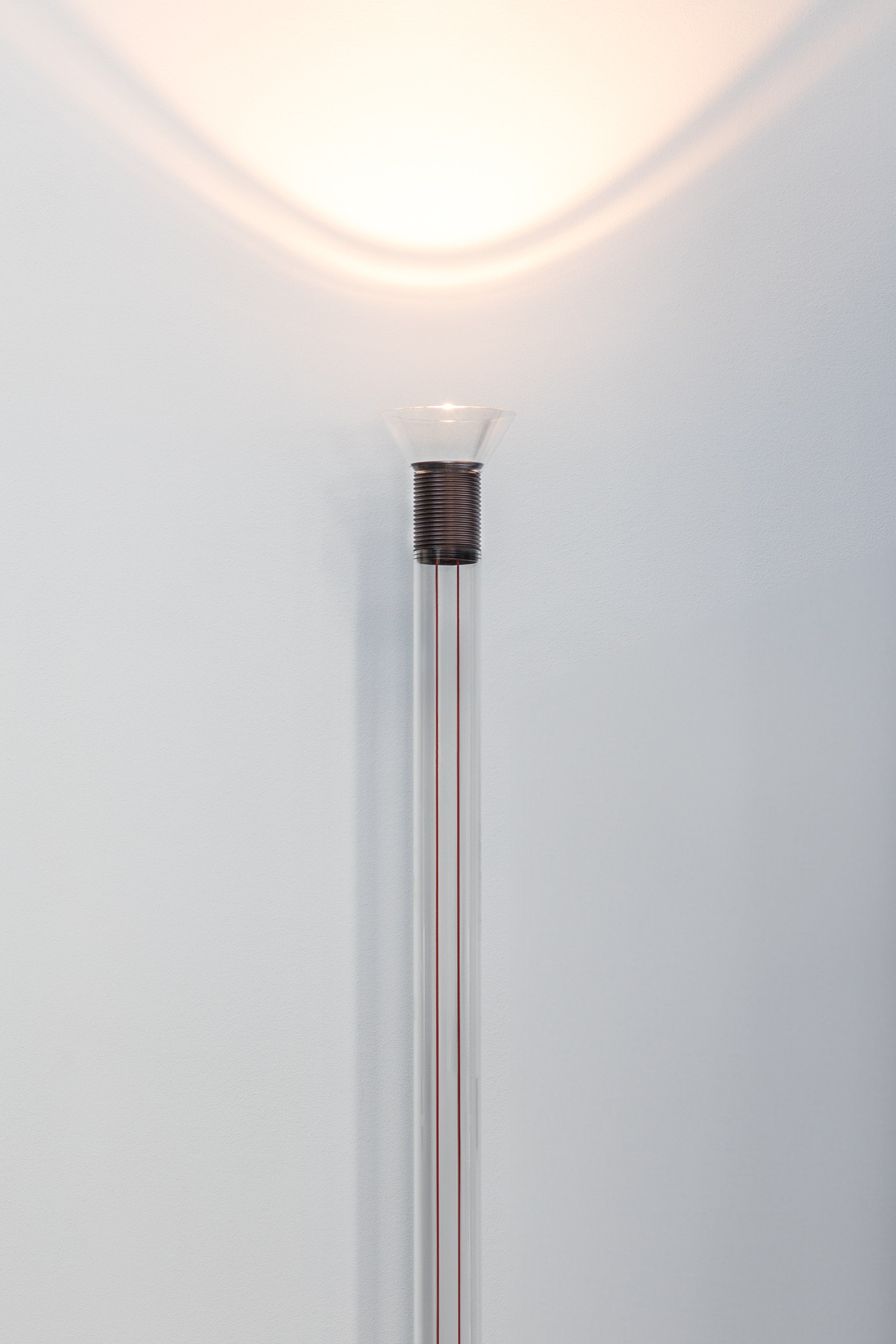 Stehlampe DIA transparent mit matten braunen Elementen