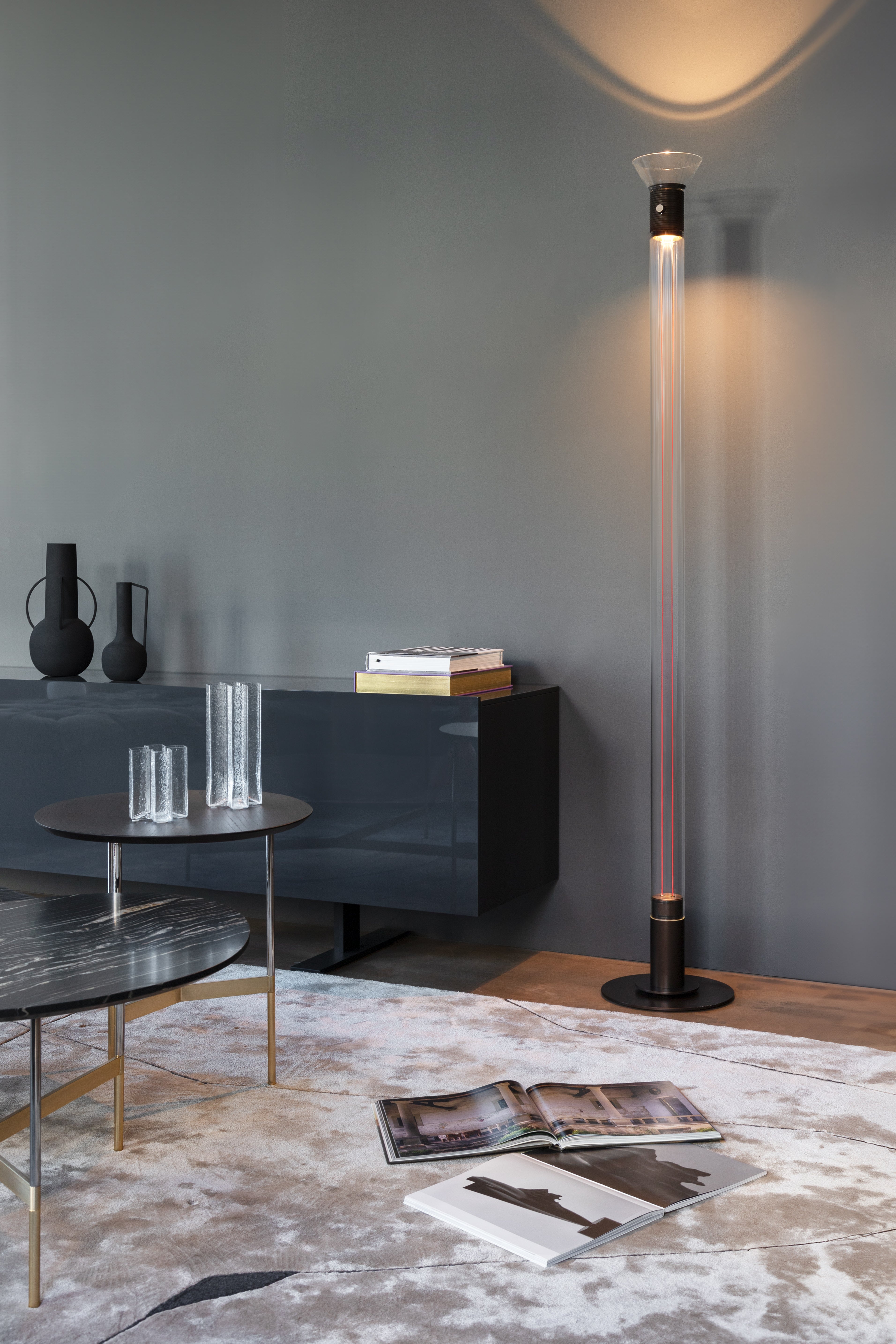 Stehlampe DIA transparent mit matten braunen Elementen