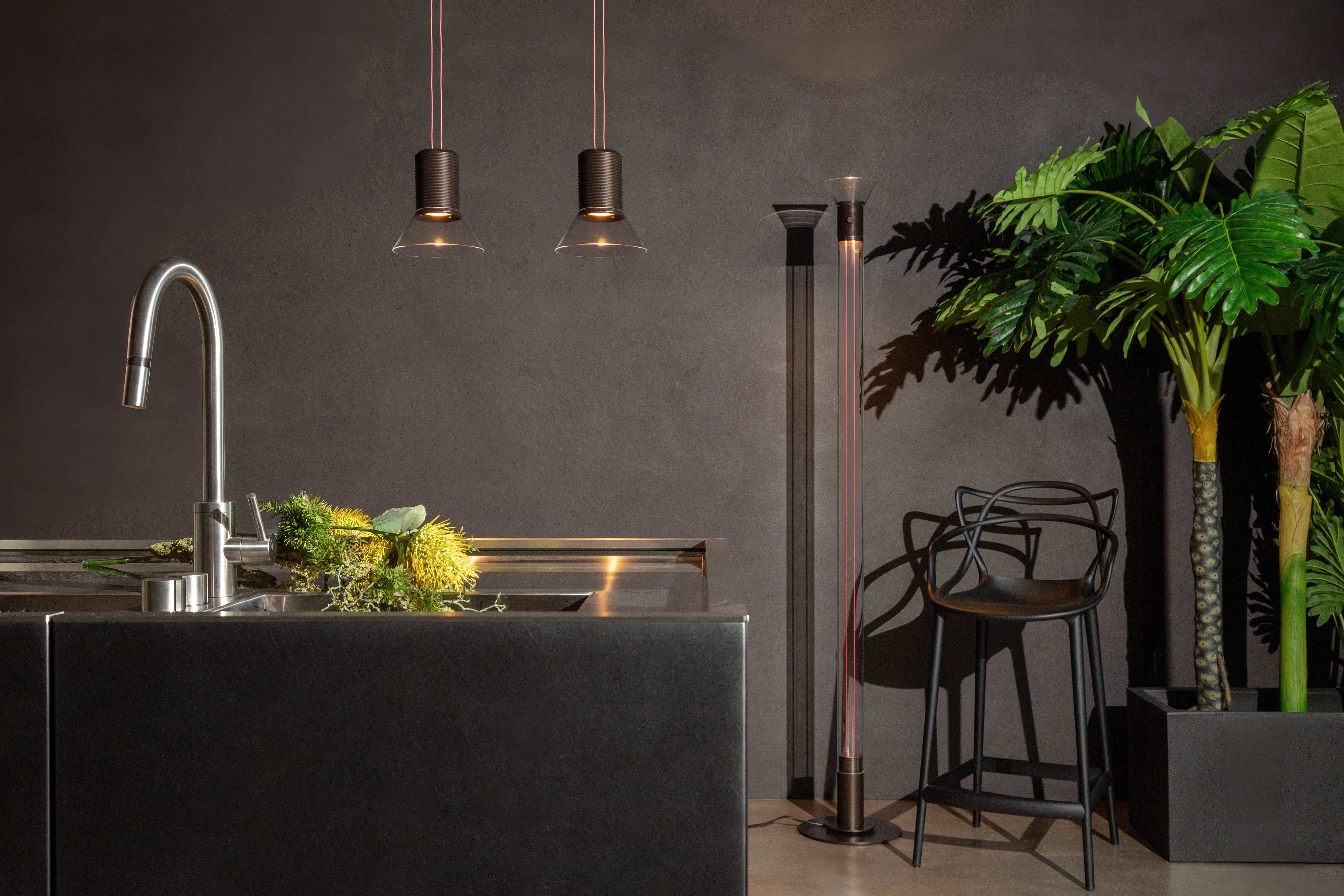 Stehlampe DIA transparent mit matten braunen Elementen