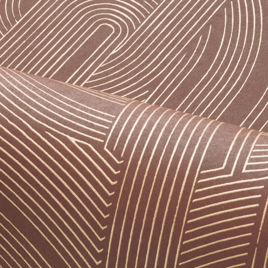 Metallic wallpaper with a geometric striped pattern PORTE DORÉE - WINE RED/GOLD brown with gold