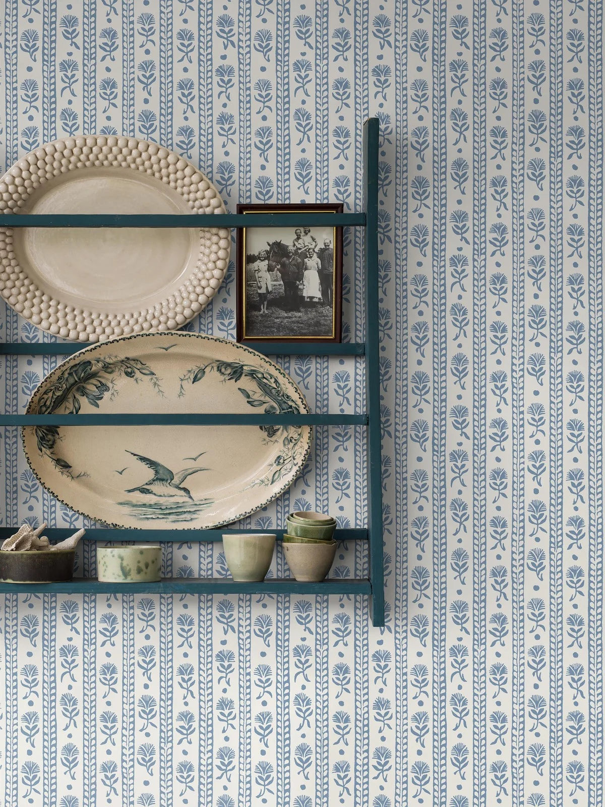 Vlies-Tapete mit pflanzlichem Muster NEJKILERAND blau mit Weiß