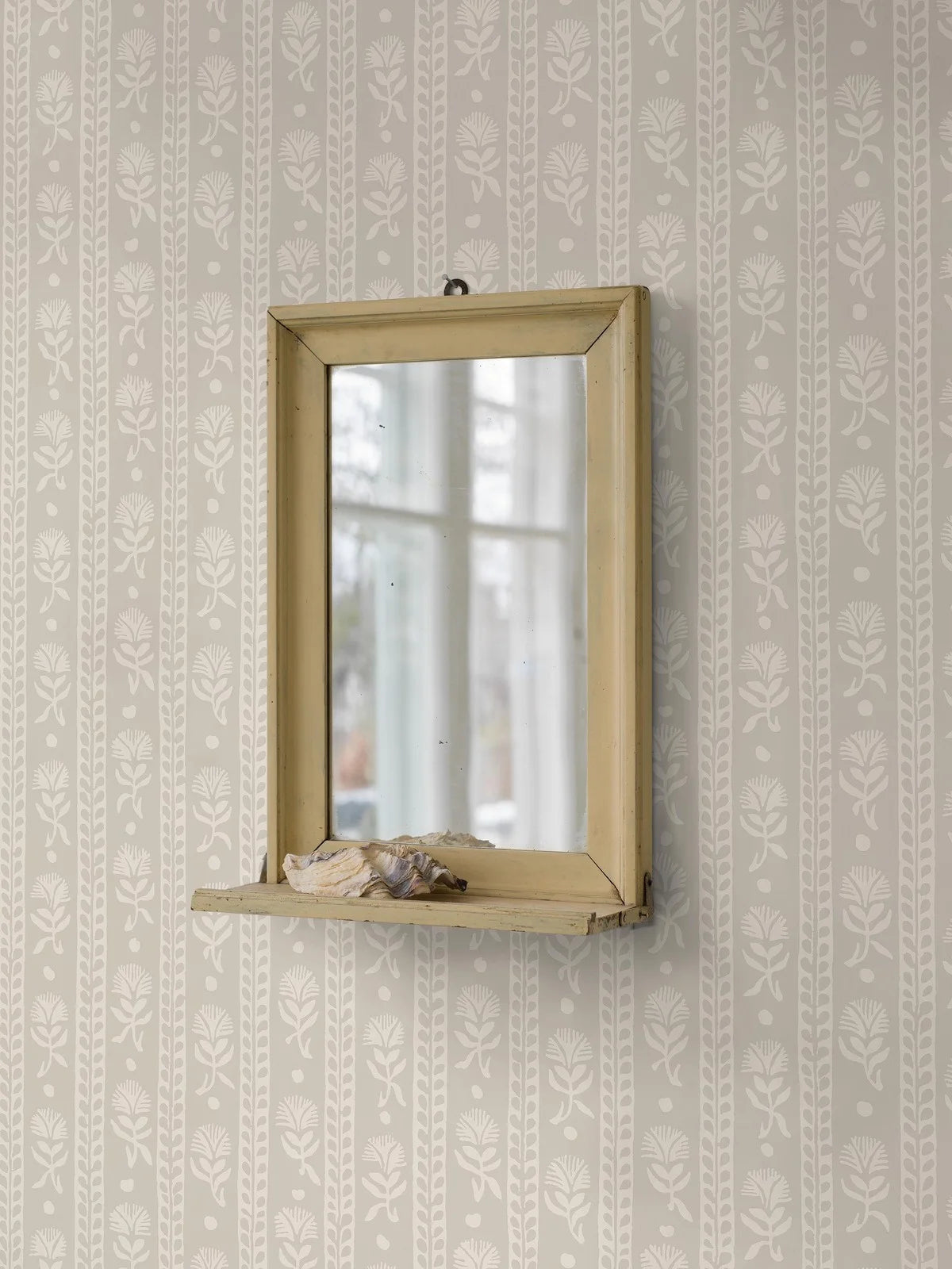 Vlies-Tapete mit pflanzlichem Muster NEJKILERAND beige mit sandfarbenem Hintergrund