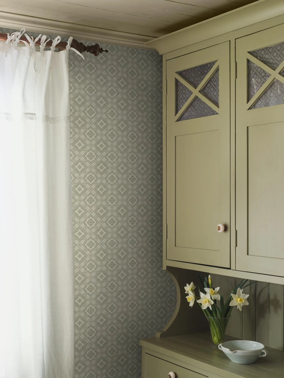 Vlies-Tapete mit geometrischem Muster FRIEDRICH grün mit weiß