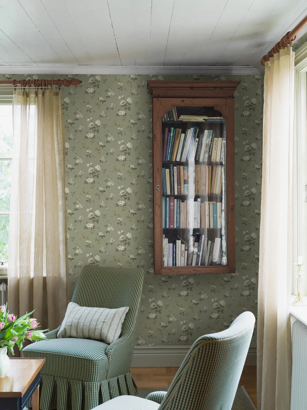 VÄRMDÖ grüne Vlies-Tapete mit pflanzlichem Muster in Weiß