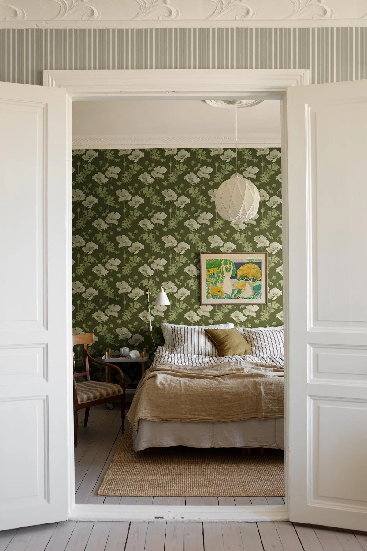 VALLMO grüne Vlies-Tapete mit pflanzlichem Muster in hellbeige