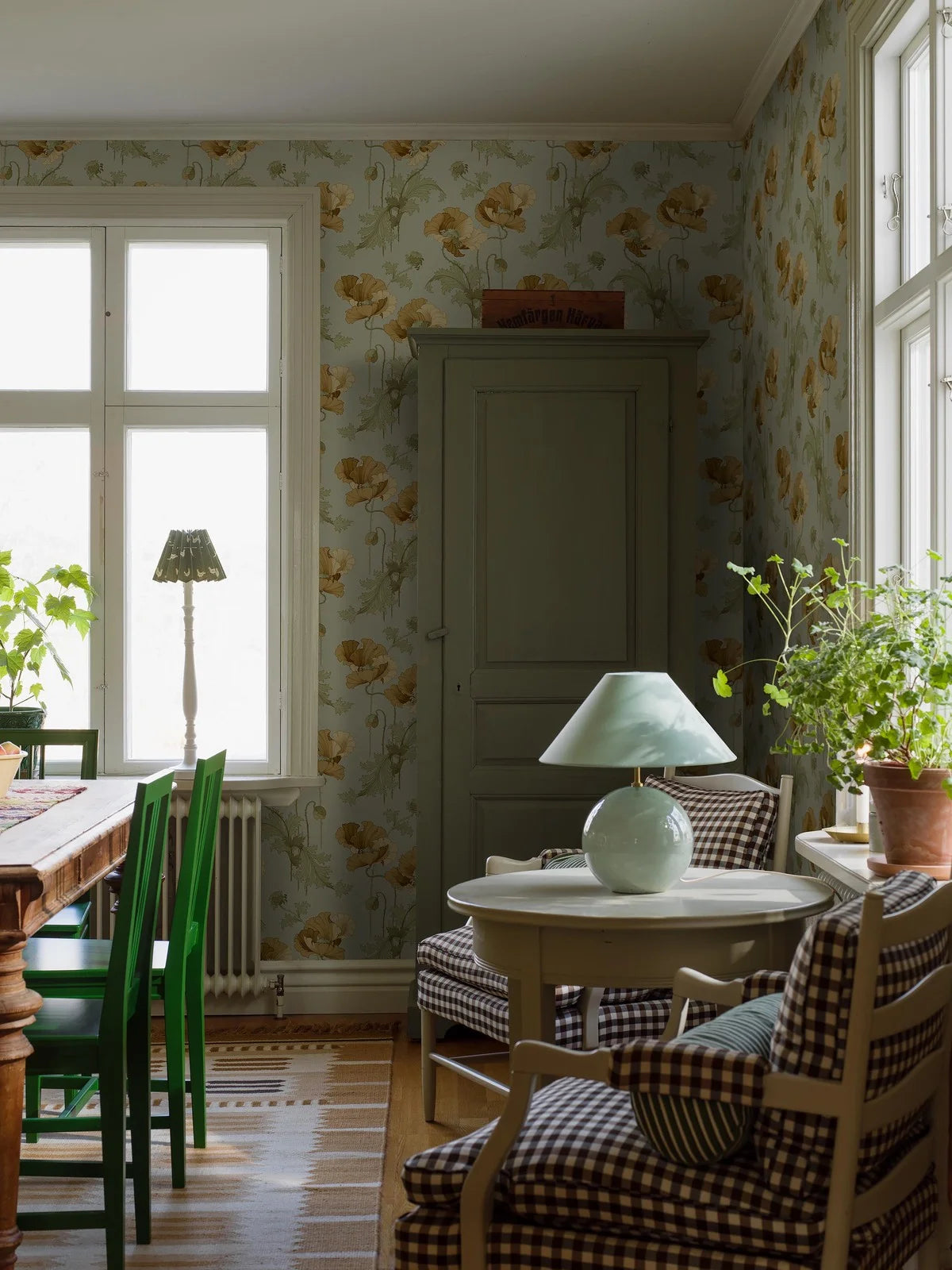 VALLMO hellgrüne Tapete aus Vlies mit pflanzlichem Muster und gelben Akzenten