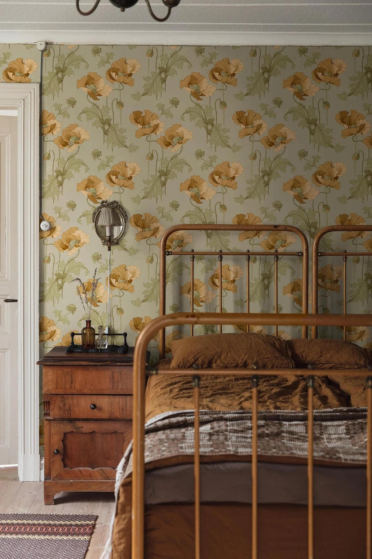 VALLMO hellgrüne Tapete aus Vlies mit pflanzlichem Muster und gelben Akzenten