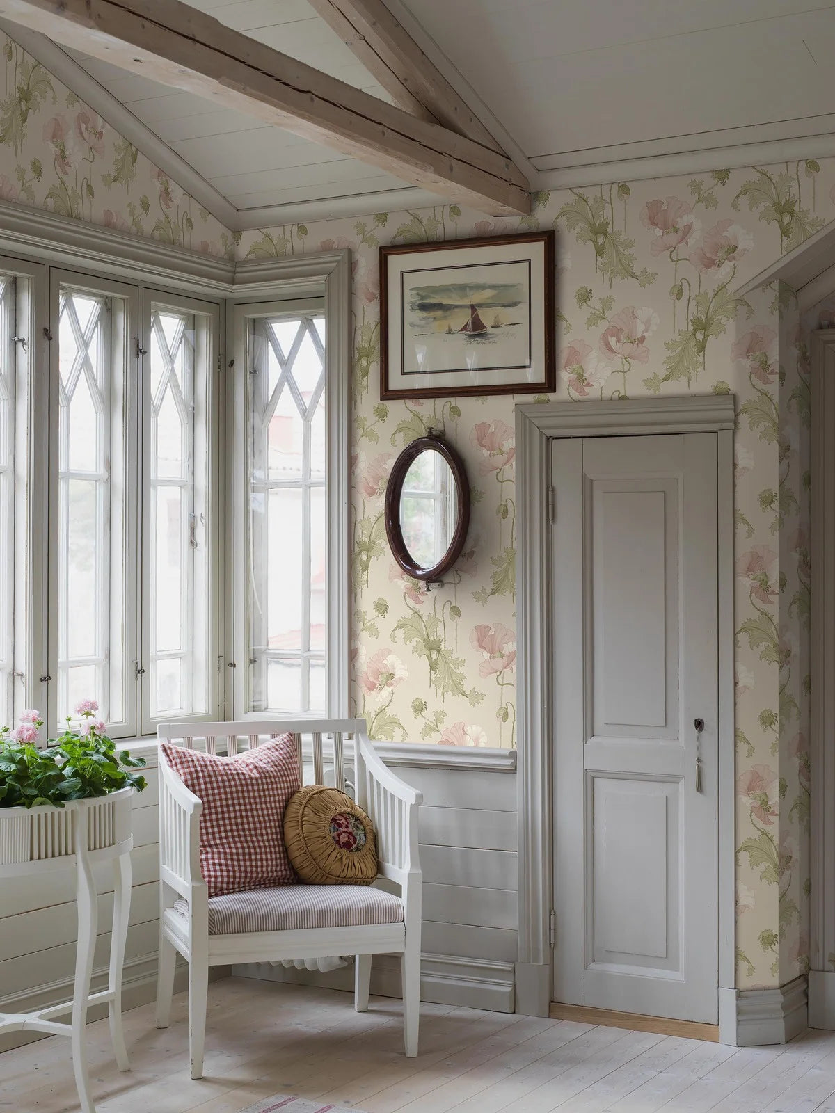 VALLMO hellbeige Tapete aus Vlies mit pflanzlichem Muster in Rosa