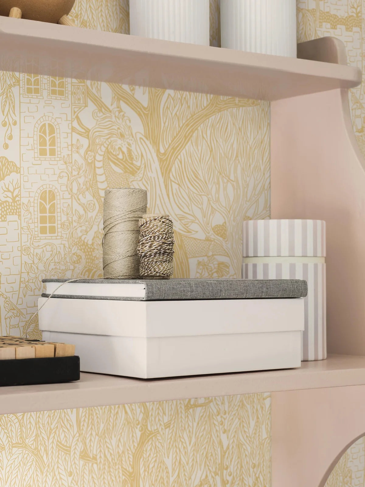 Kinder-Tapete mit dem Märchenmotiv KÖNIGREICH DER WEIDEN gelb