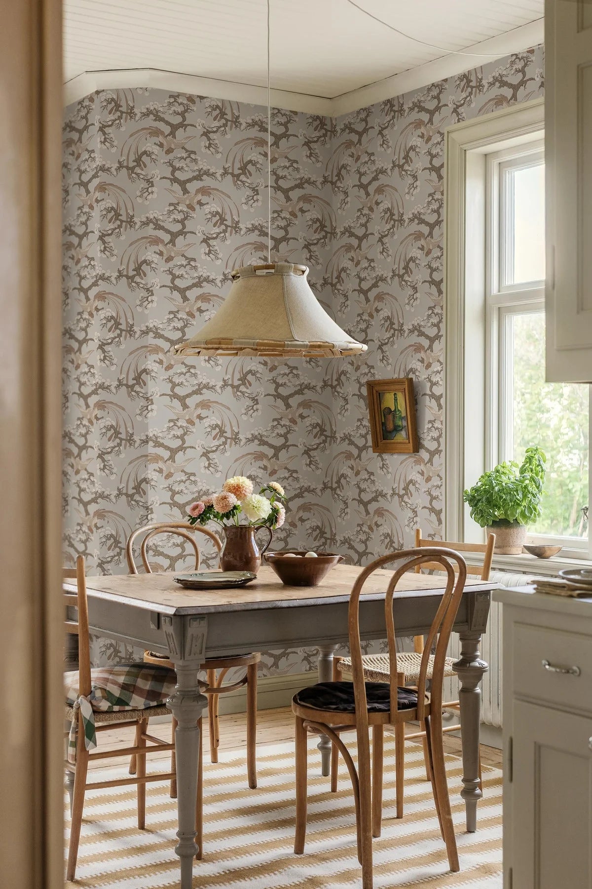 FENIX wallpaper with a plant and animal motif in muted beige [Klaudia]