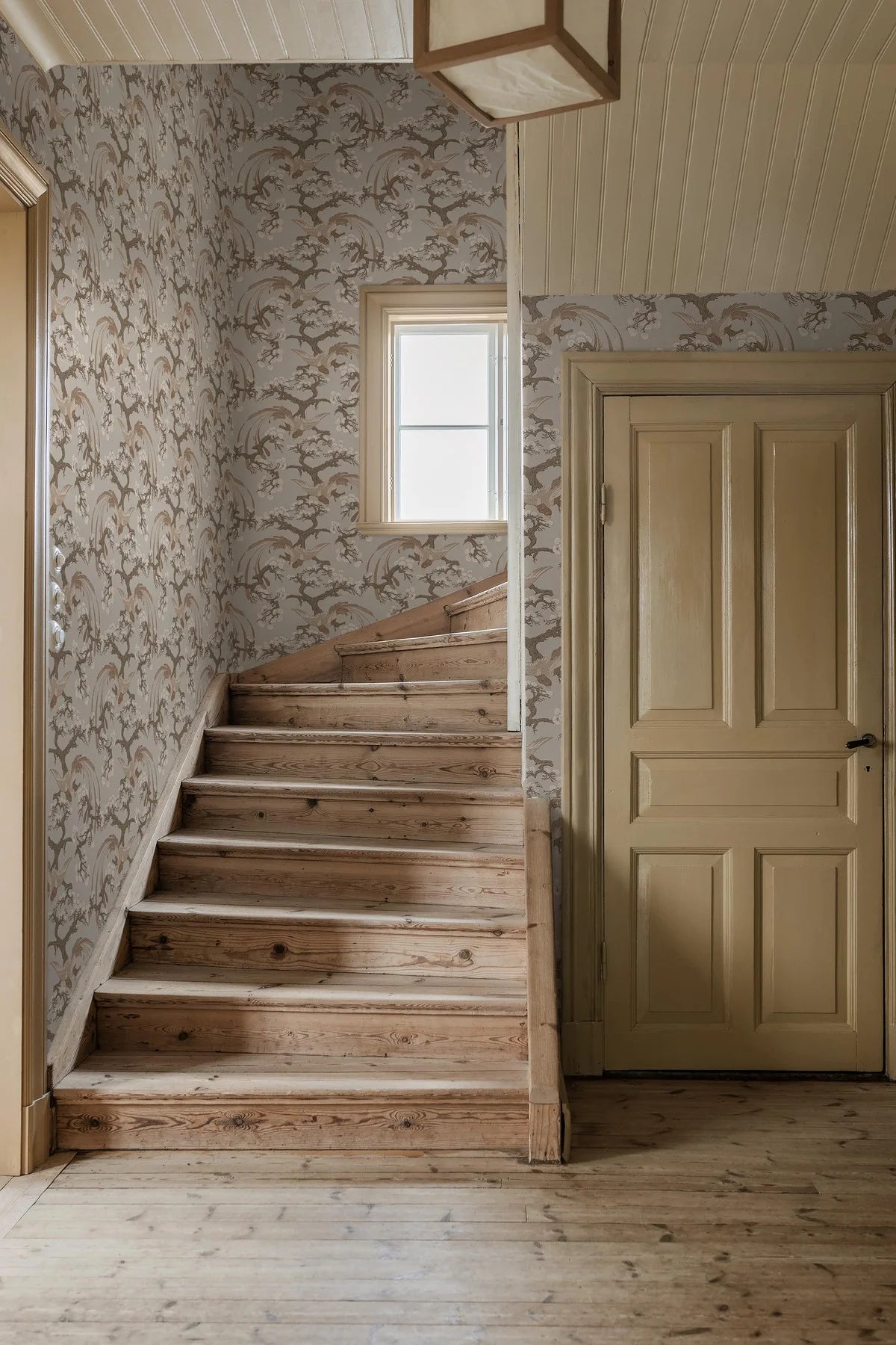 FENIX wallpaper with a plant and animal motif in muted beige [Klaudia]