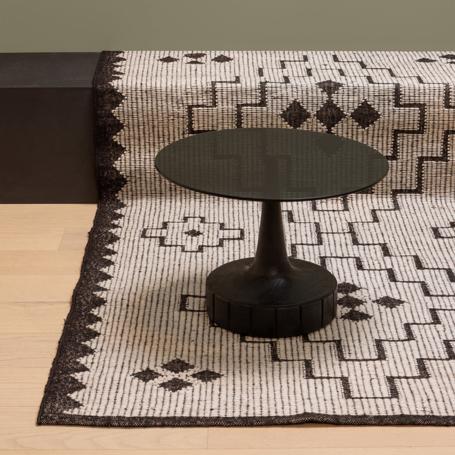 SYYA BLACK TABLE