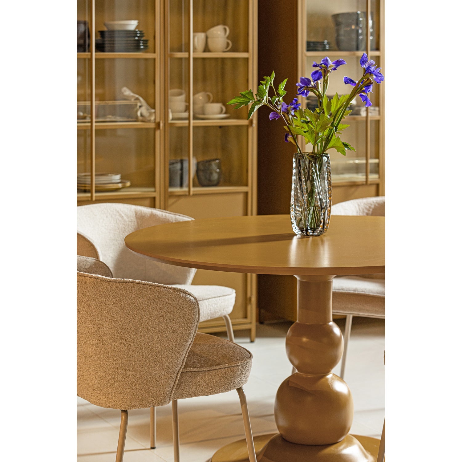 Runder Tisch BLANCO aus honigfarbenem Mangoholz