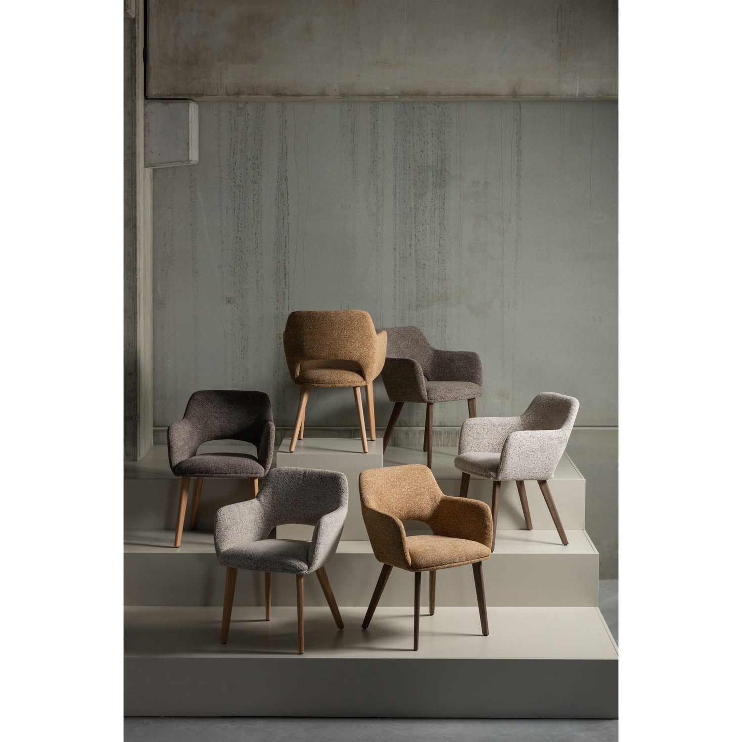 Stuhl MURAT in grau-beige mit dunkelbraunem Eichenfuß