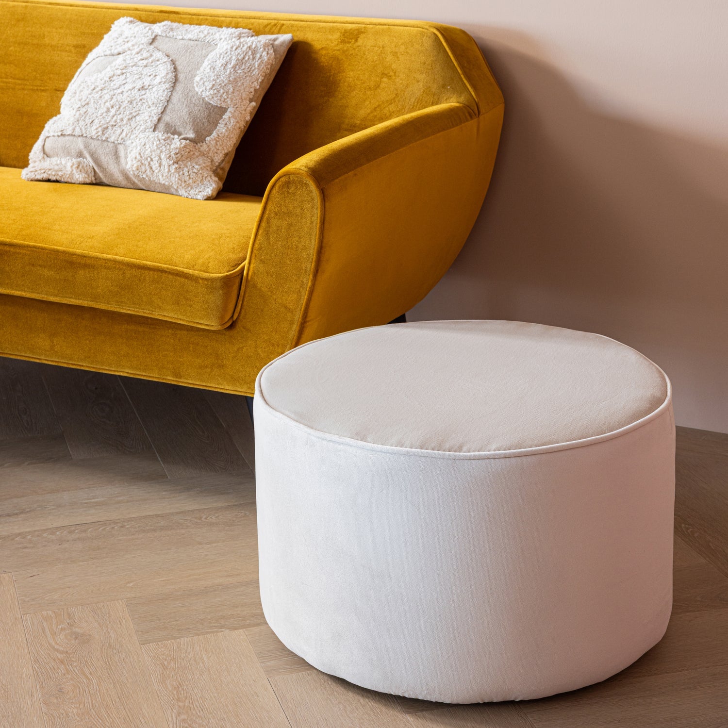 SARA Samtpouf gebrochenes Weiß