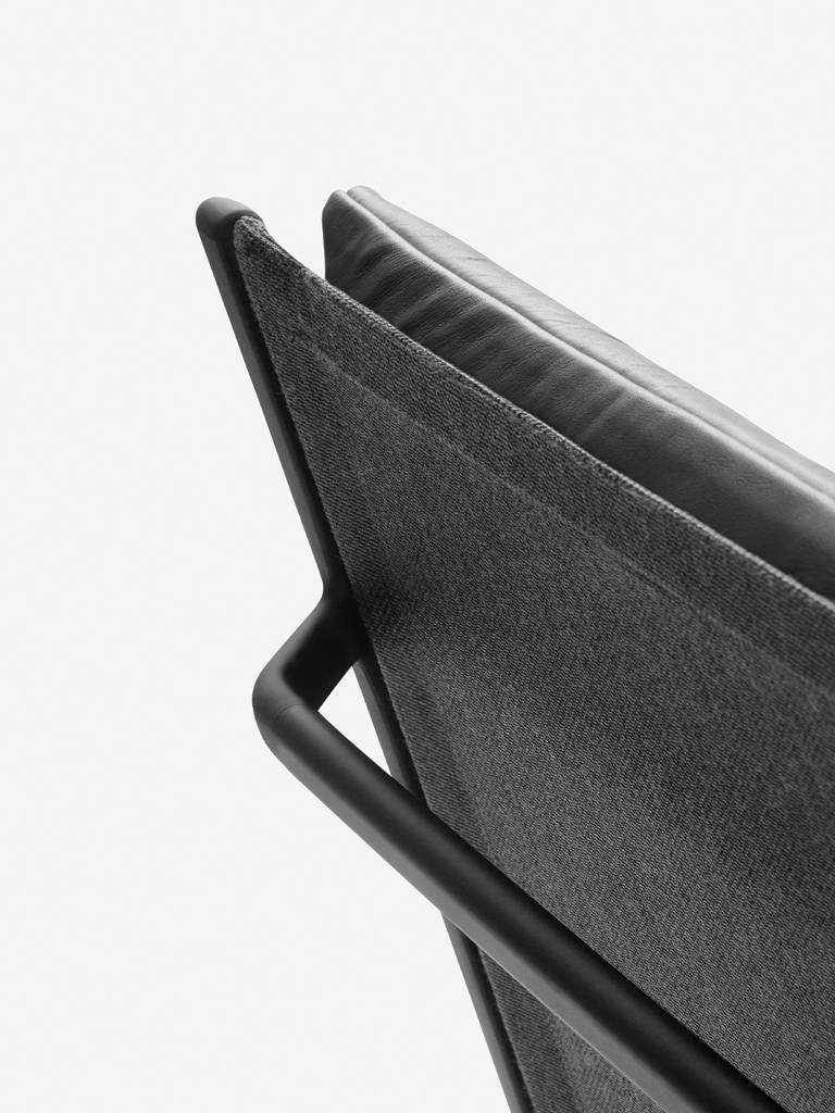 Sessel 456 schwarze Leder mit dunklem Metallgestell