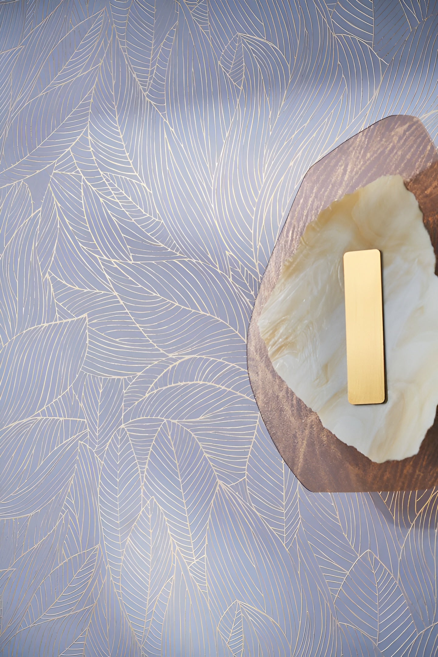 Non-woven wallpaper with a plant motif HOSTA - LILAS/DORÉ lilac with gold