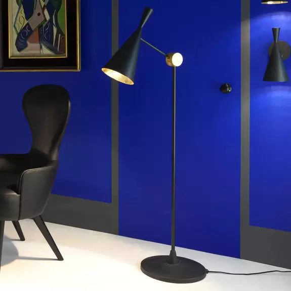 Schwarze Stehlampe mit Kupfer schlagen [bald kommt]
