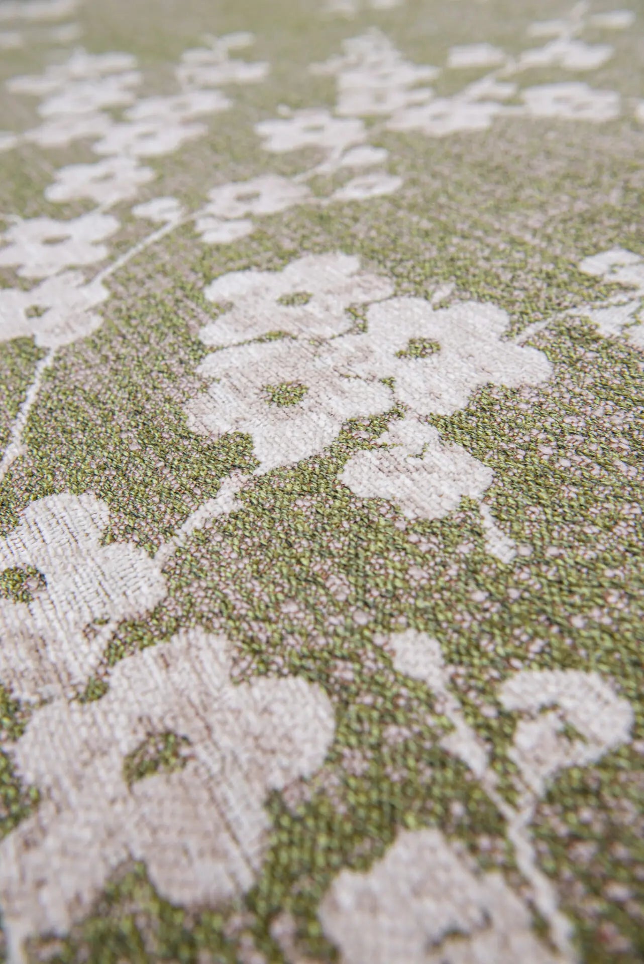 Oval rug SAKURA green with white