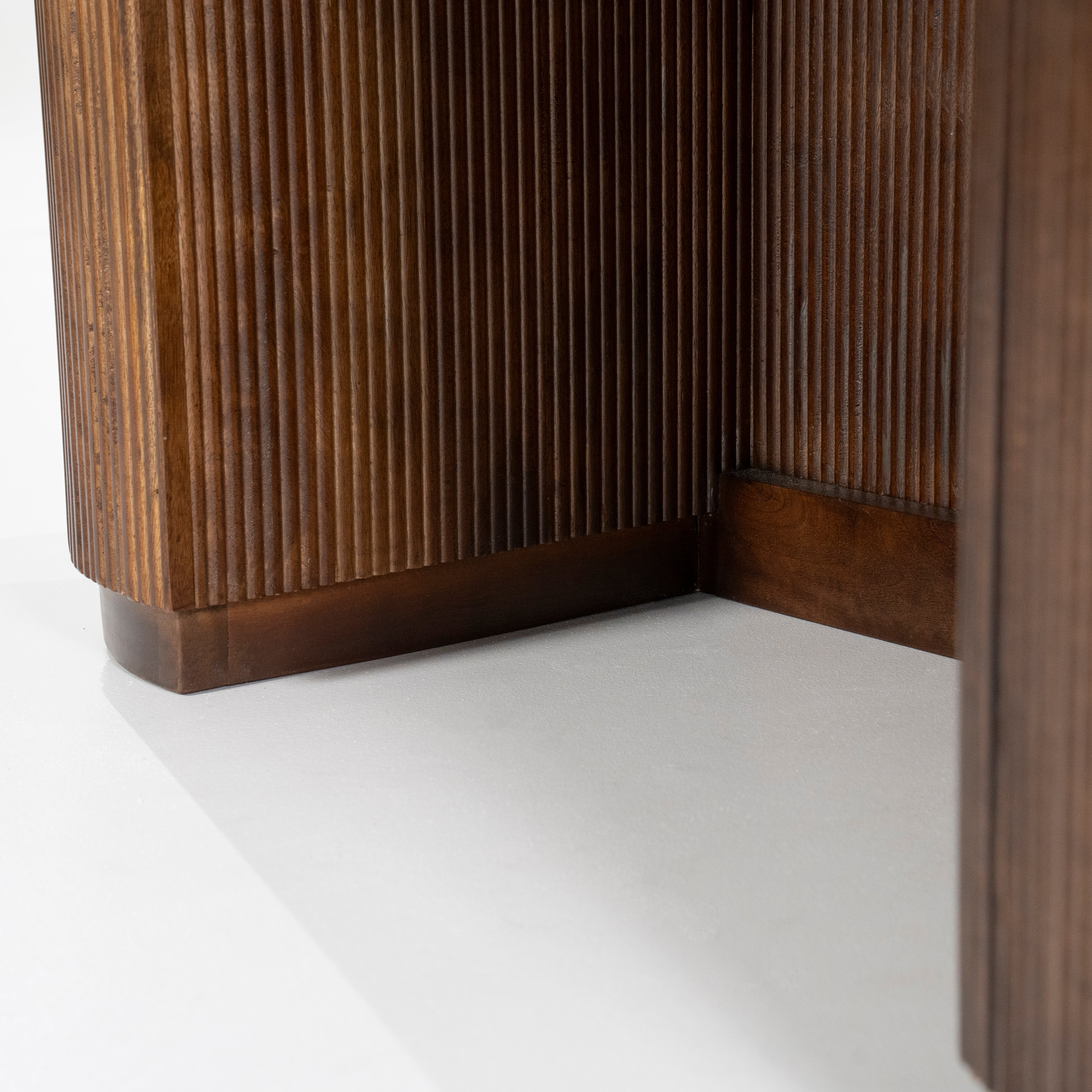 Schreibtisch MARI aus Mangoholz mit einer Tischplatte aus Travertin