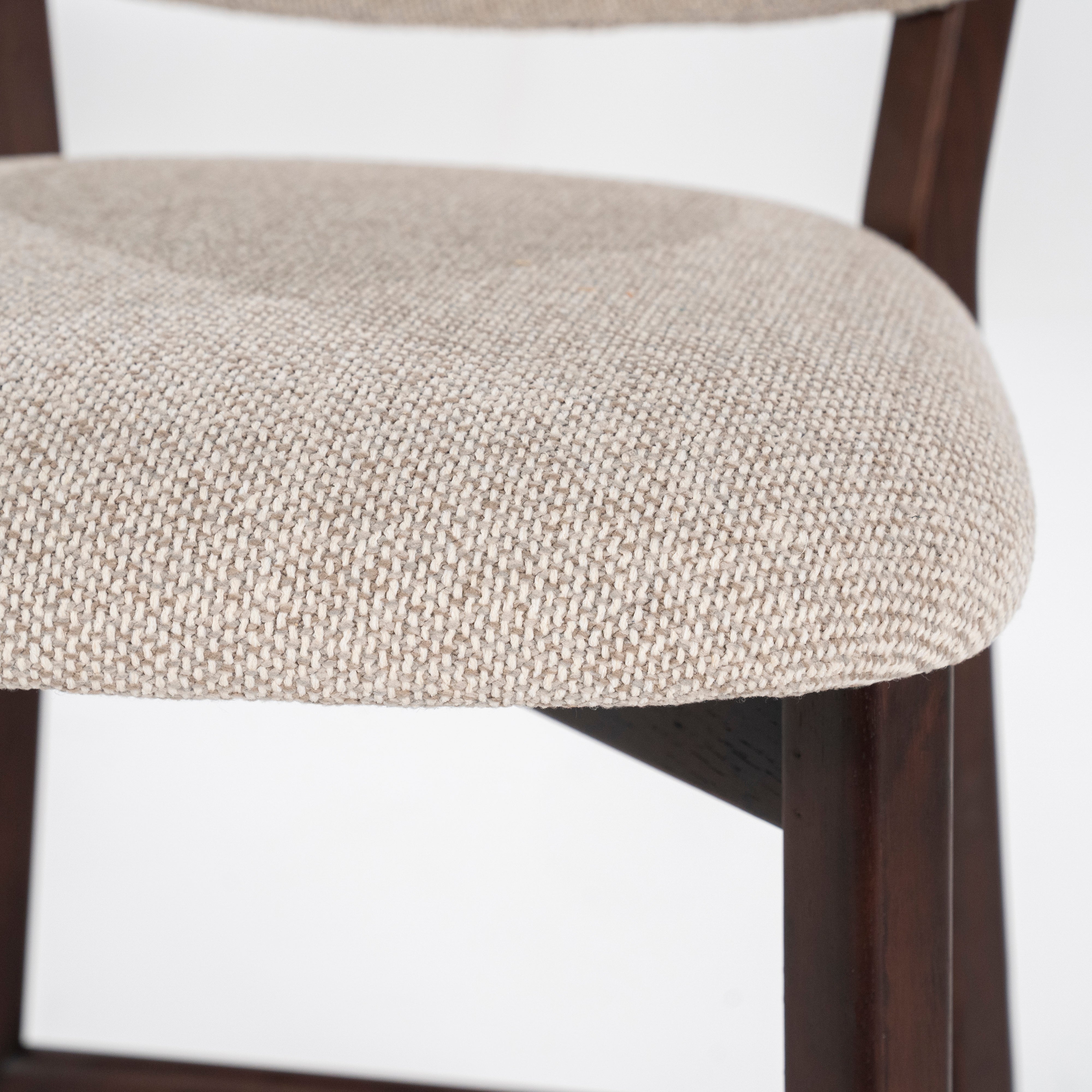 Hocker MIKKY taupe mit dunklem Eichenfuß