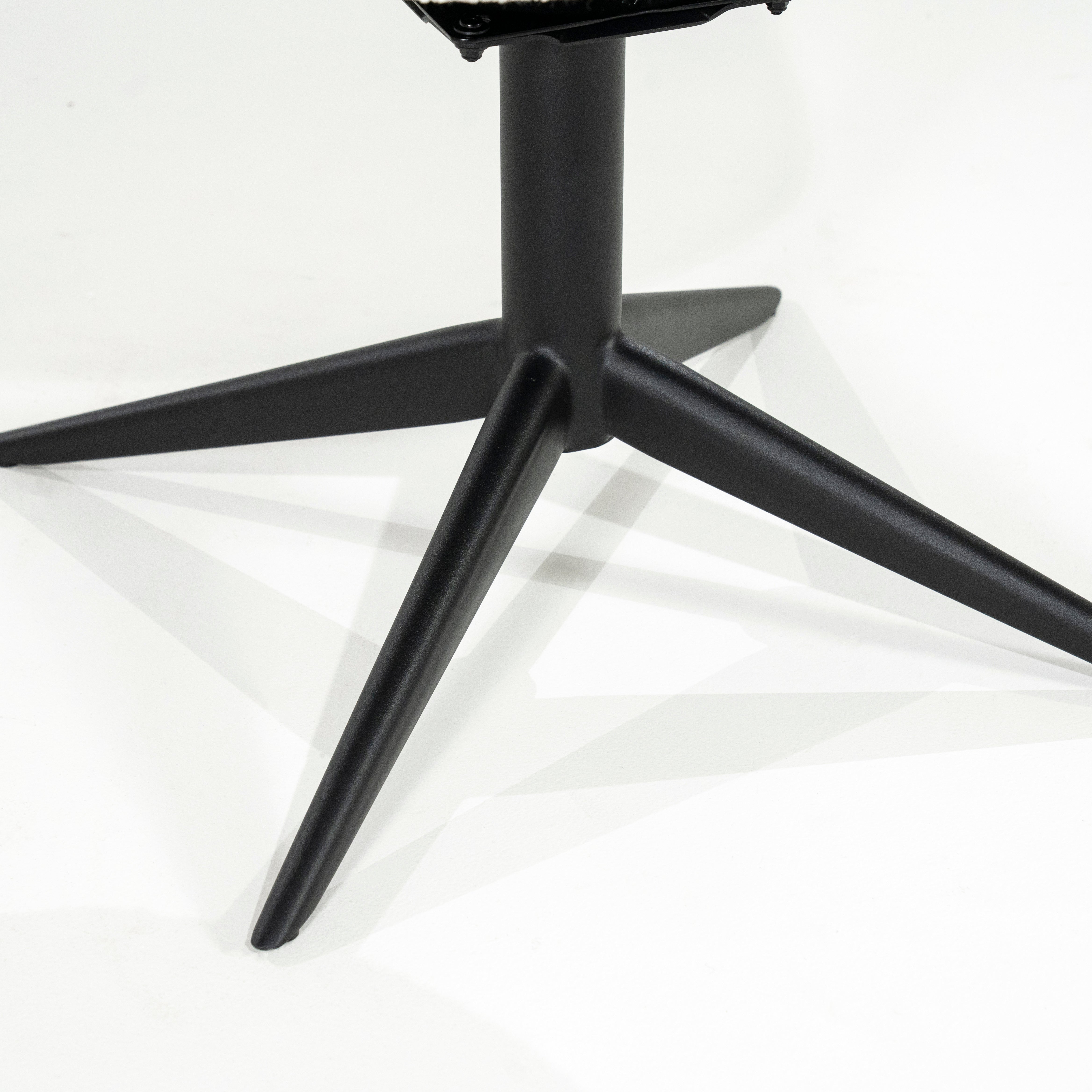 Drehstuhl NOL beige mit schwarzem Fuß