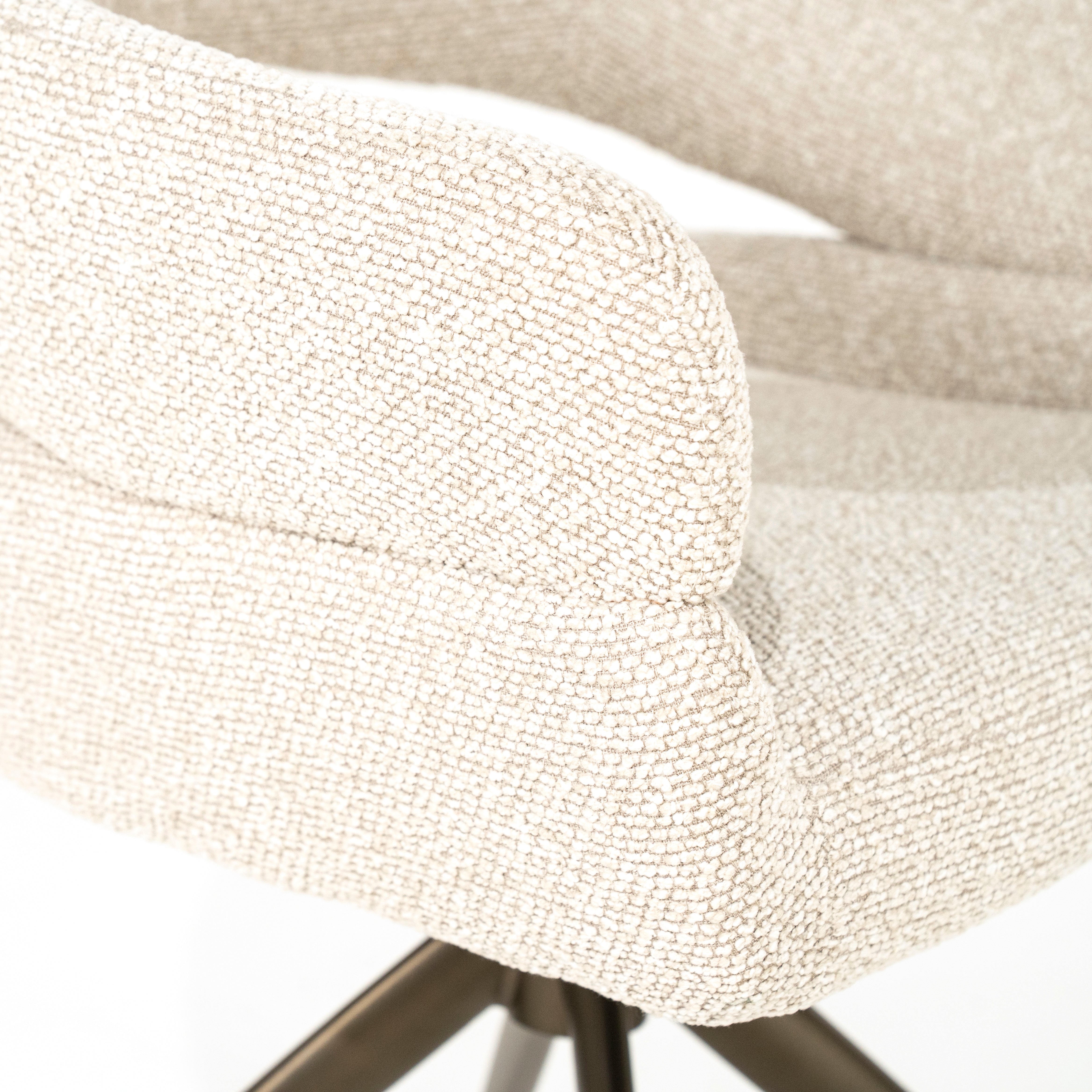 Drehstuhl HAILEY beige mit dunkelbraunem Fuß