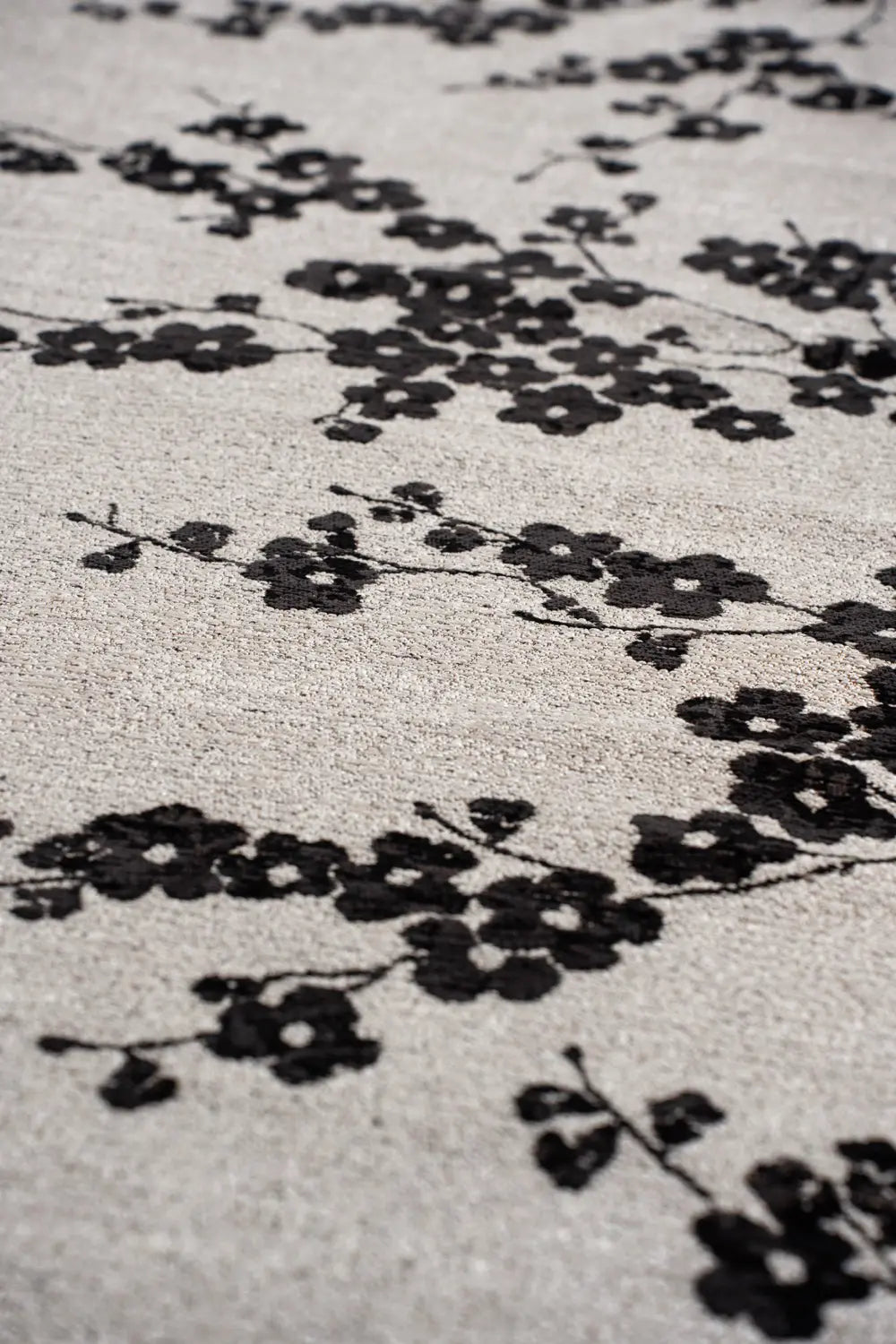 Oval rug SAKURA white with black