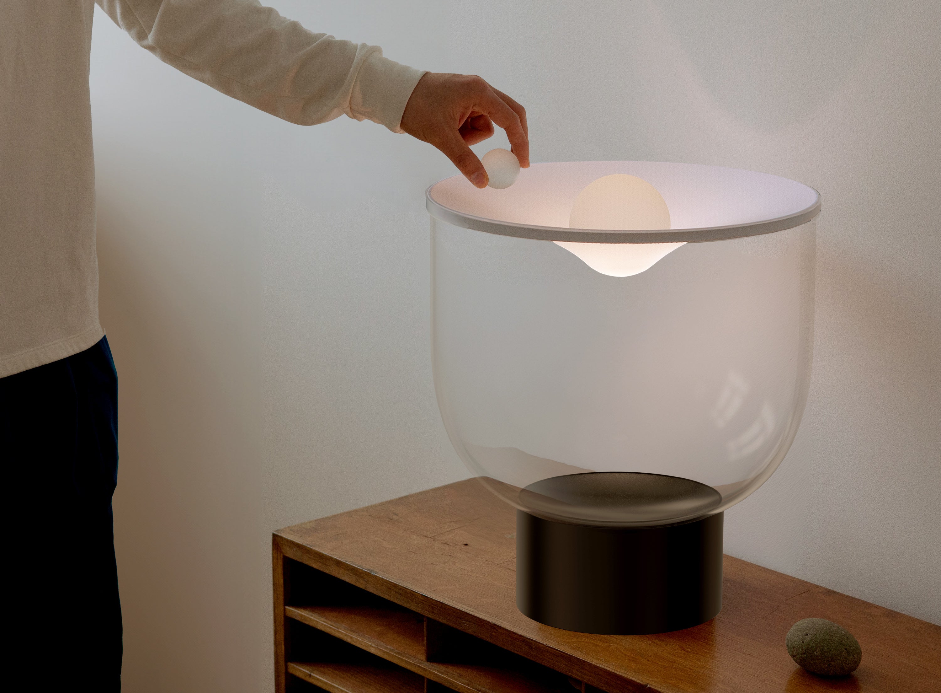 Tischlampe GRAMMOLUCE mit gläsernem Schirm und schwarzem Fuß