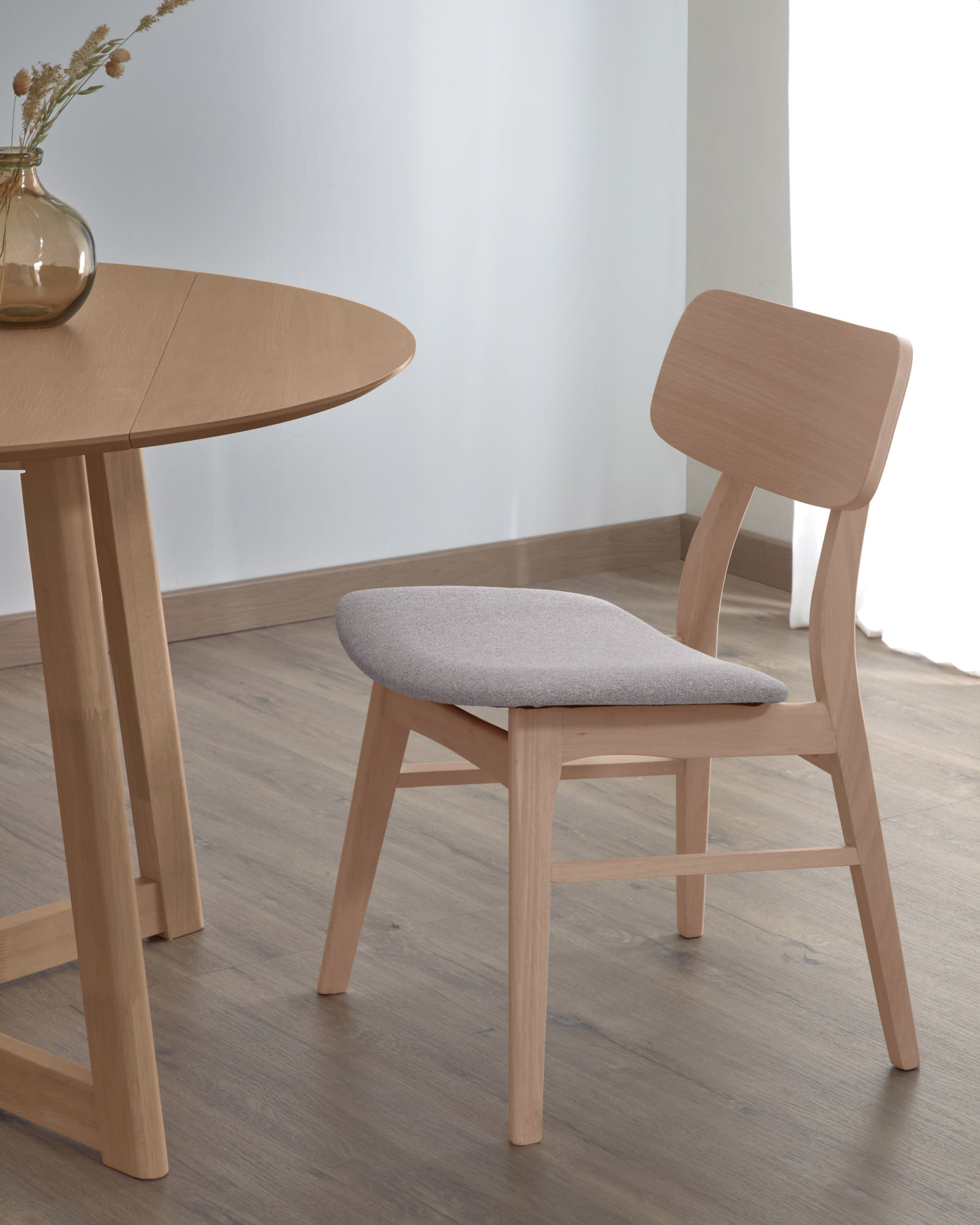 Selia light gray chair with an oak finish