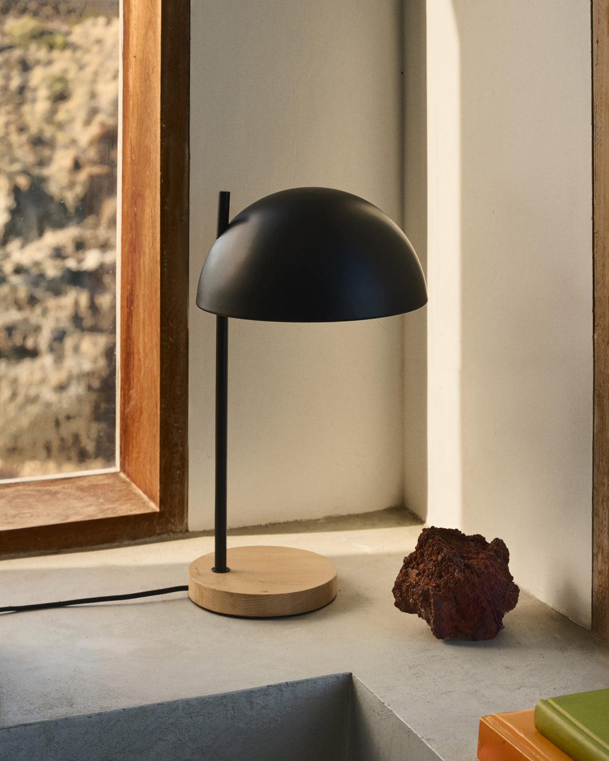 Lampa stołowa CATLAR czarny metal i drewno jesionowe – ujęcie 2