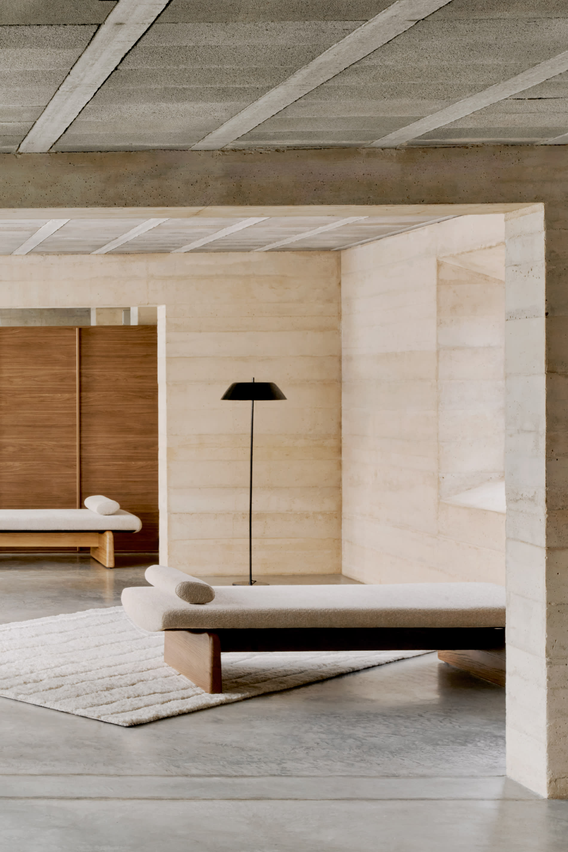 TOPAZ beige Chenille-Bank mit dunklem Eschenholzgestell