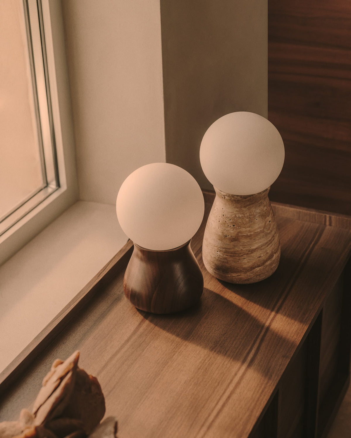 Lampa stołowa OKENI orzechowe drewno i szkło – ujęcie 4