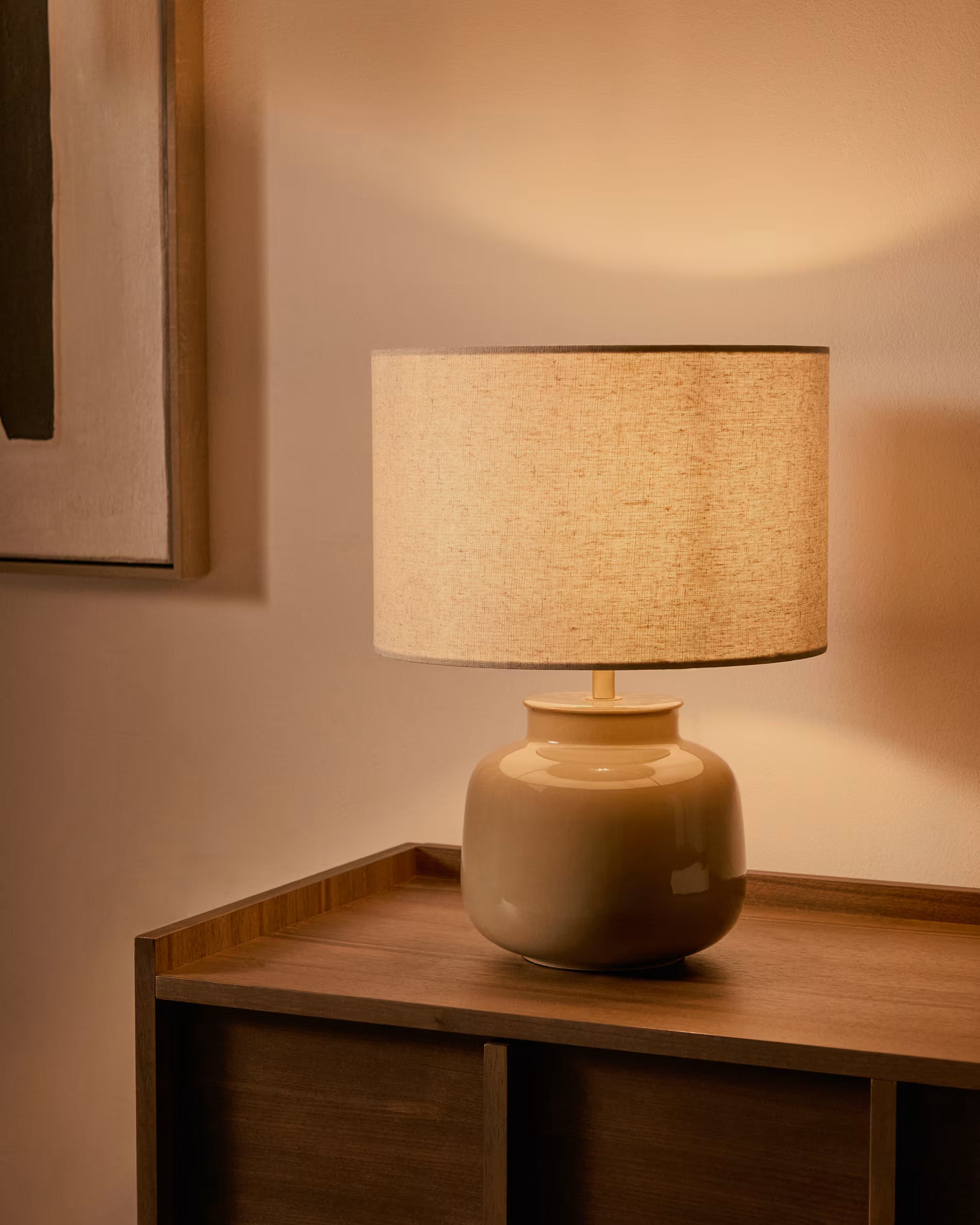 Tischlampe TAY mit beigem Schirm und grünem Fuß