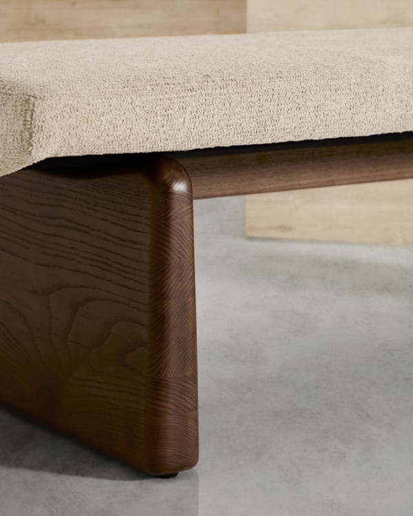 TOPAZ beige Chenille-Bank mit dunklem Eschenholzgestell