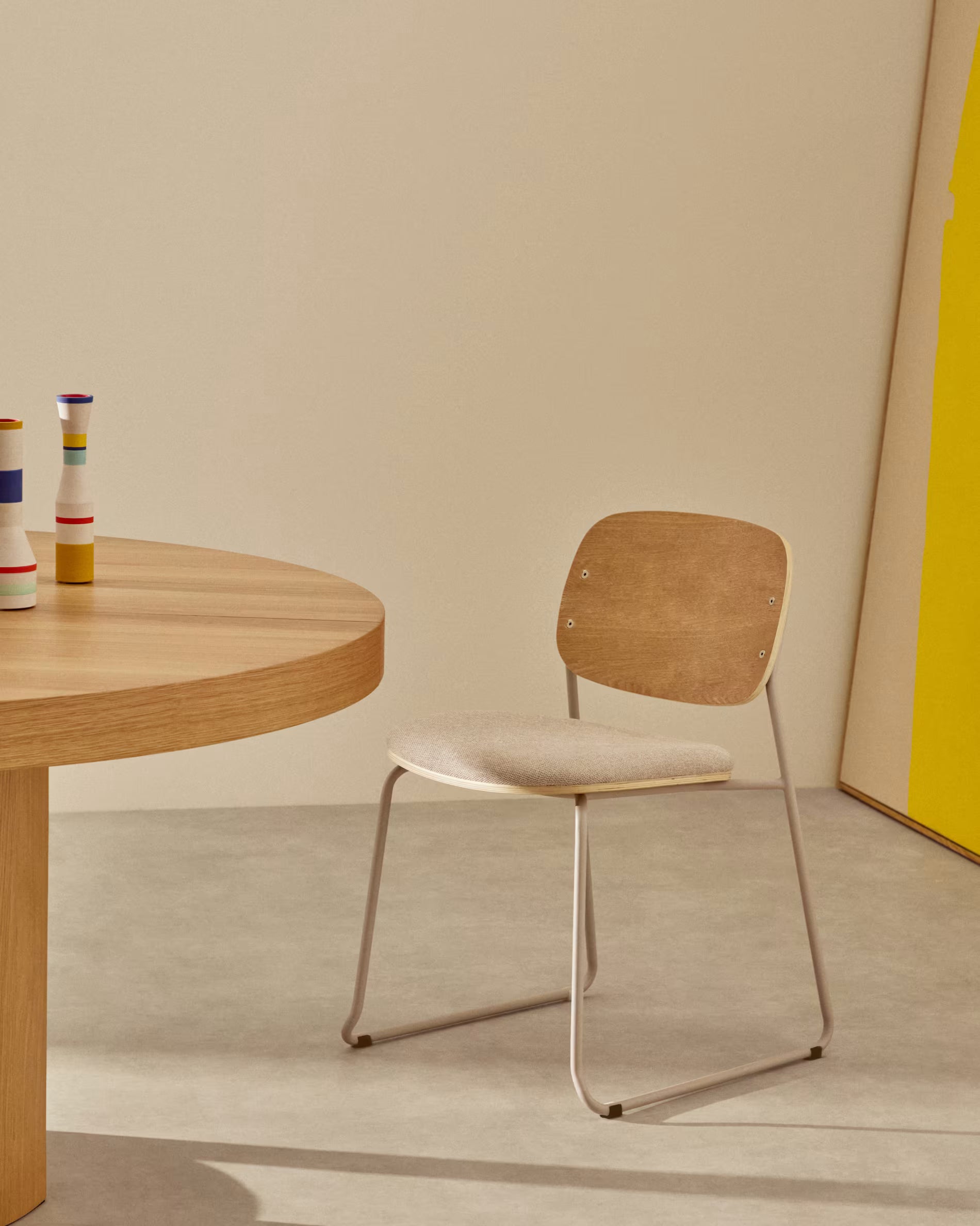 Stuhl MELI aus Pappelsperrholz mit beigem Chenille-Sitz