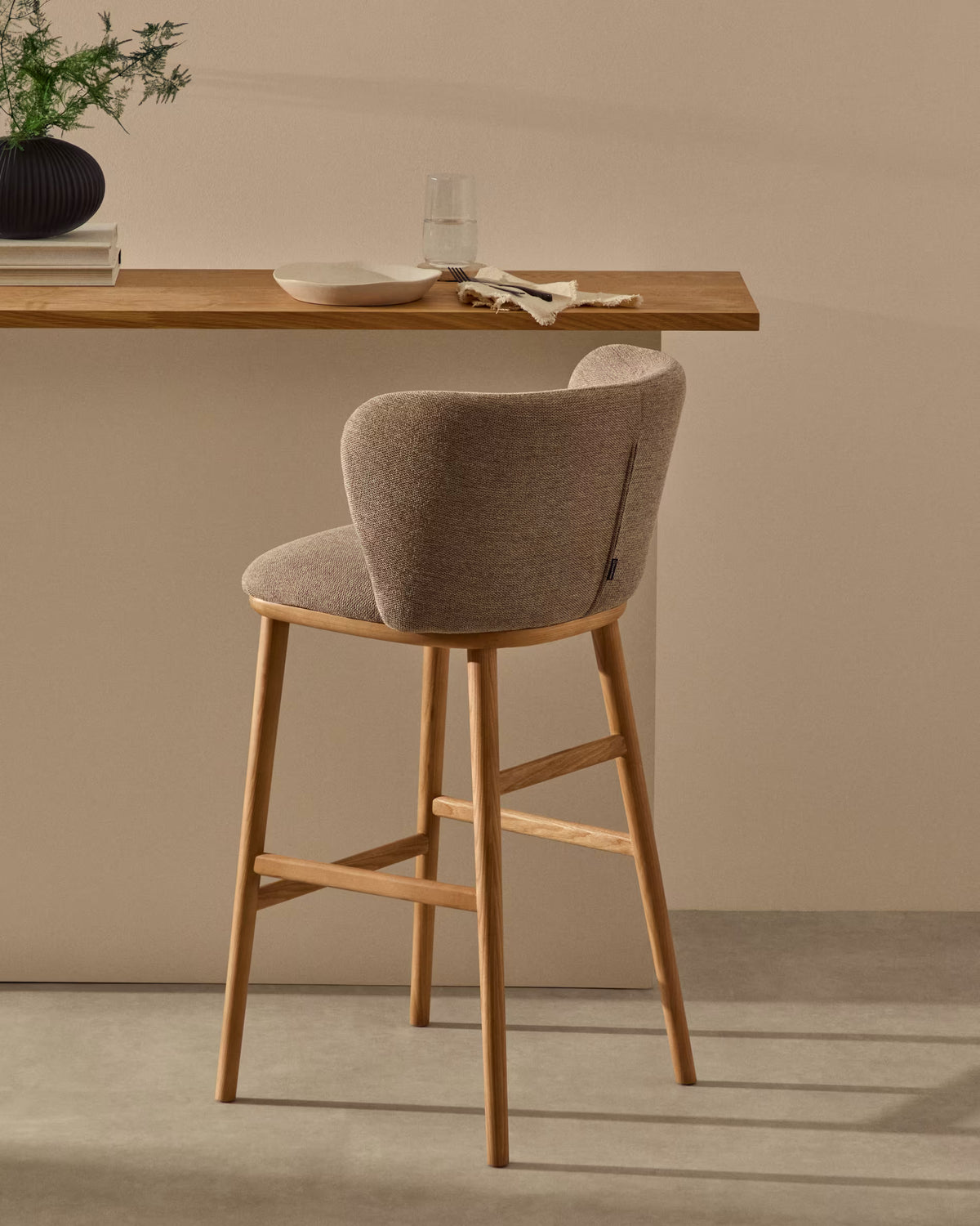 Barhocker CISELIA hellbrauner Chenille mit heller Eschenbasis