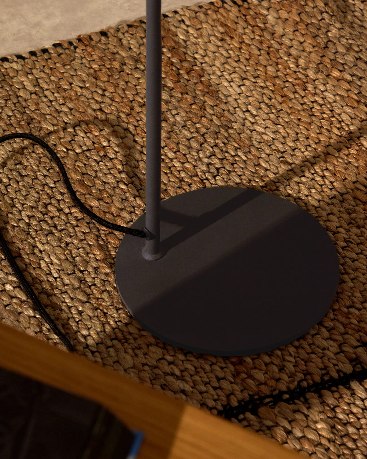 Lampa podłogowa MANIE czarny metal z efektem żeliwa – ujęcie 4